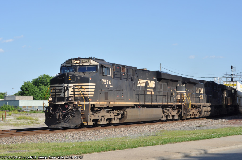 NS 7574 Northbound